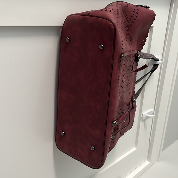 Beautifully designed bag with cut out in front. Comes with faux snakeskin pouch - Picture 2 of 7